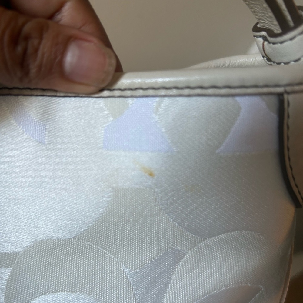 Coach Cream Structured Shoulder Bag with Timeless Design - Picture 7 of 9